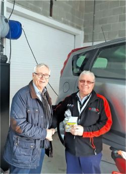 Wethouder Pieter Meekels en Ger van de Moosdijk van Auto Moos.